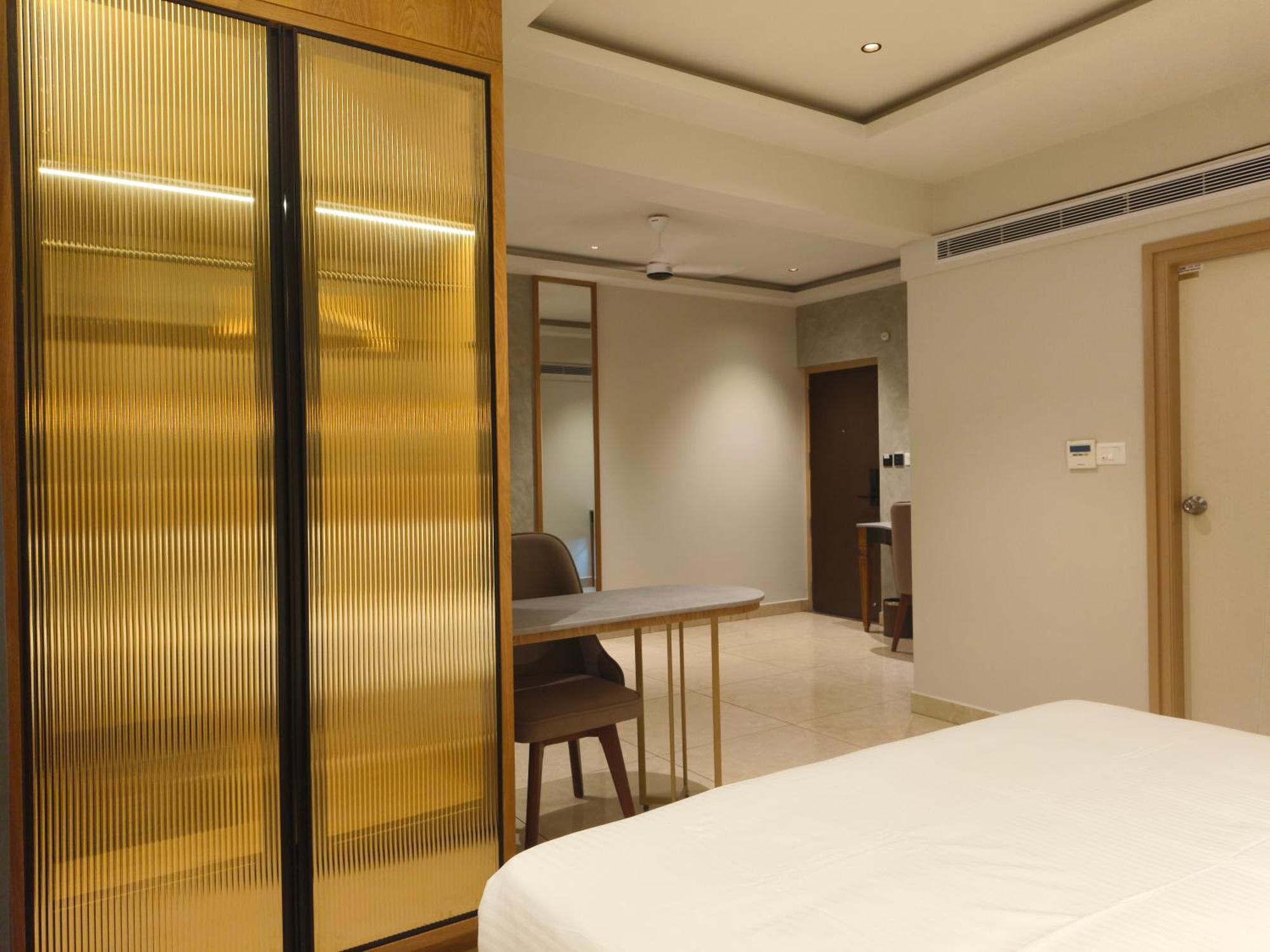 Olive Hotel Le Opera By Embassy Group Bangalore Exterior photo